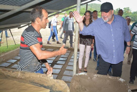 Marrero Cruz se interesó por las condiciones de trabajo de los obreros y las posibilidades de humanizar su labor.