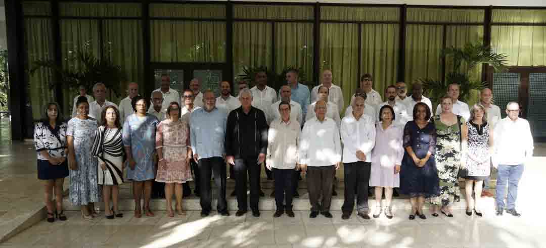 Presidente de Cuba congratuló a nuevos jefes de misiones diplomáticas.