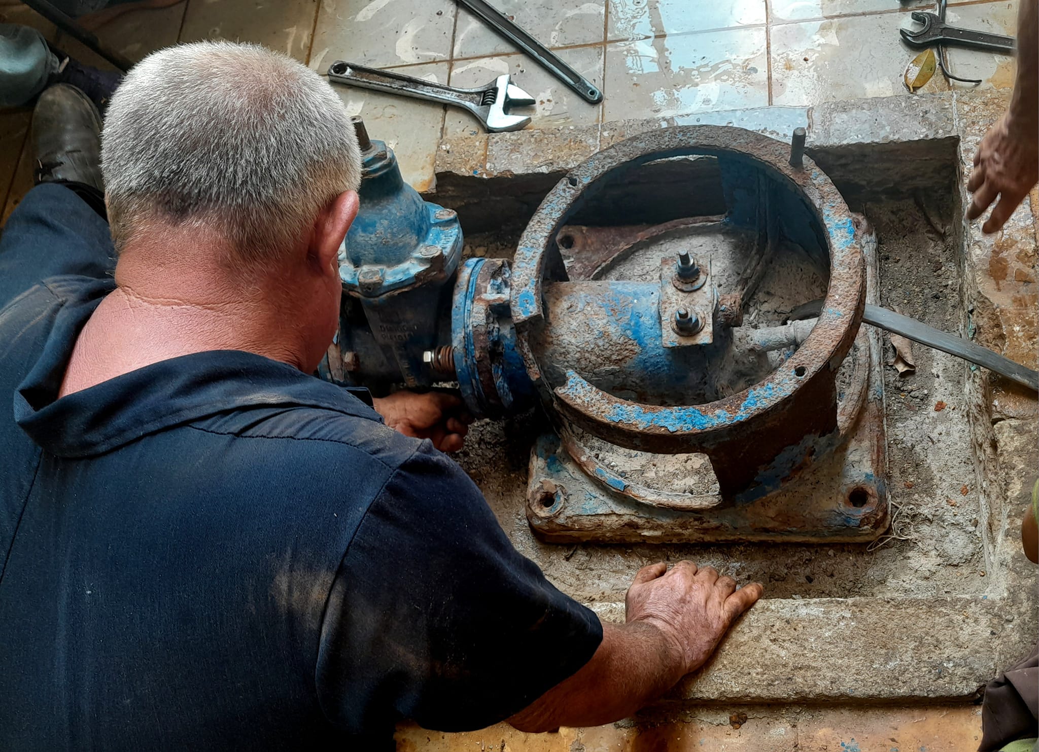 Retoma fuente Los Jardines servicio de abasto de agua.