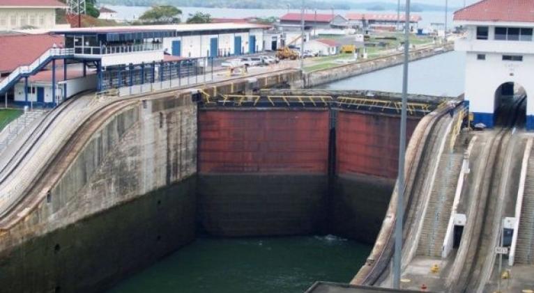 Canal de Panamá extiende a un año restricciones ante sequía.