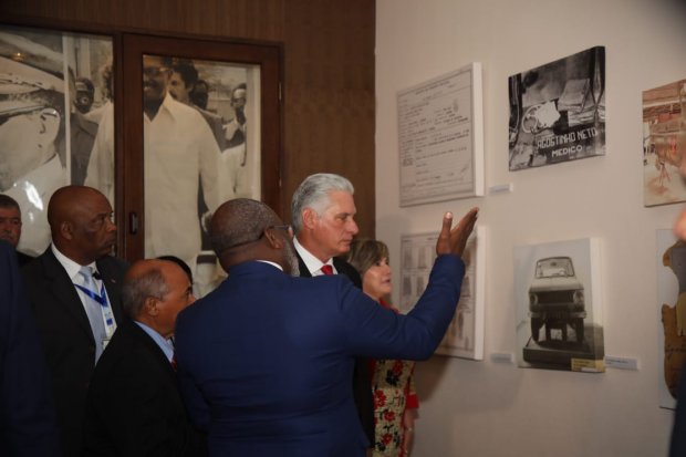 Rinde homenaje presidente de Cuba a Agostinho Neto. Foto: Prensa Latina