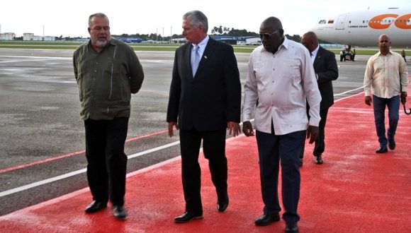Llega presidente cubano a la Patria