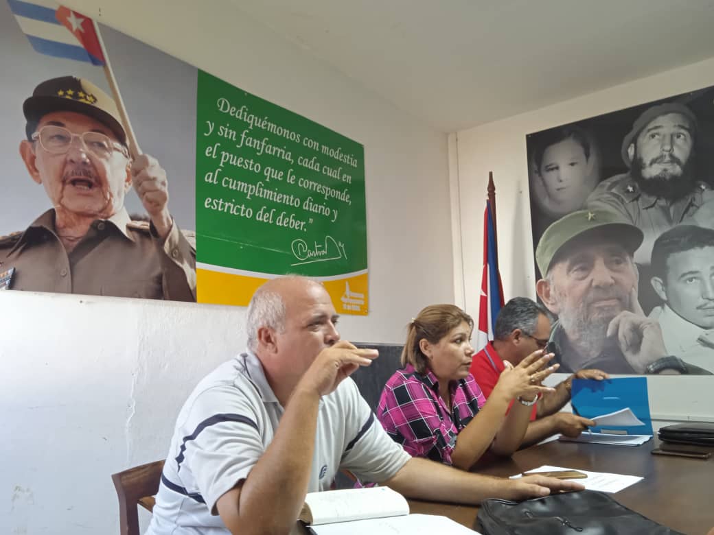 Autoridades políticas y gubernamentales de Mayabeque visitan entidades económicas de Quivicán.
