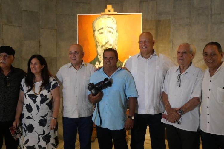 Inauguran exposición fotográfica Las manos de Fidel