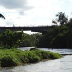 Mayabeque, Cuba: Con un periodo de mantenimiento planificado para seis meses de ejecución operarios de la Empresa de Reparación de Vías y Puentes llevan a cabo el mantenimiento del Puente Playa Jibacoa.