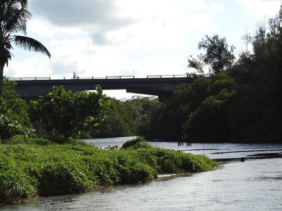 Mayabeque, Cuba: Con un periodo de mantenimiento planificado para seis meses de ejecución operarios de la Empresa de Reparación de Vías y Puentes llevan a cabo el mantenimiento del Puente Playa Jibacoa.