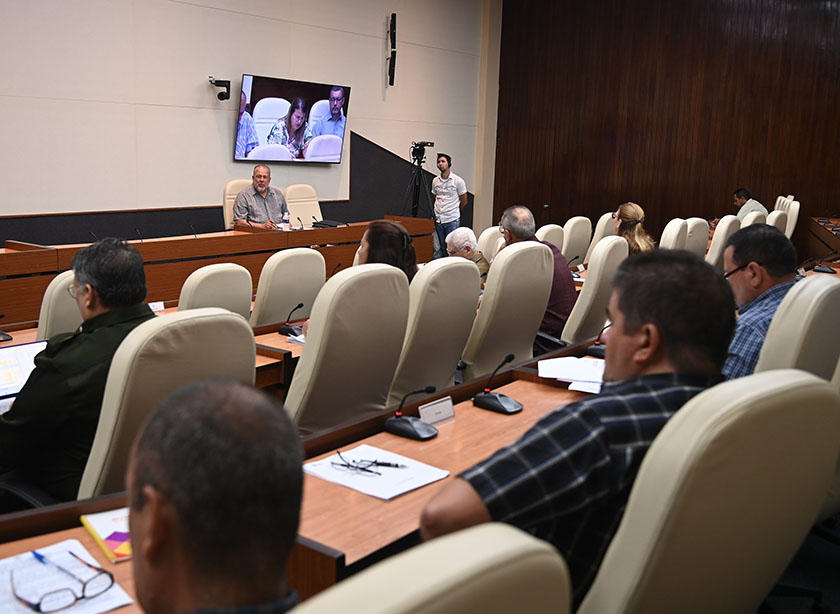 Jefe de Gobierno analiza proceso de bancarización en Cuba. Foto: Radio Habana Cuba