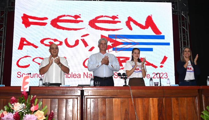 Presidente de Cuba se reúne con estudiantes de la enseñanza media