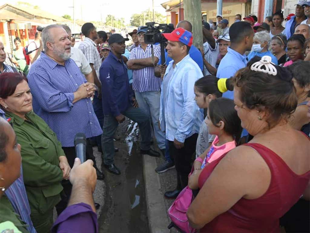 Primer ministro Manuel Marrero en recorrido por los municipios pinareños de Sandino y Guane. Foto: Prensa Latina