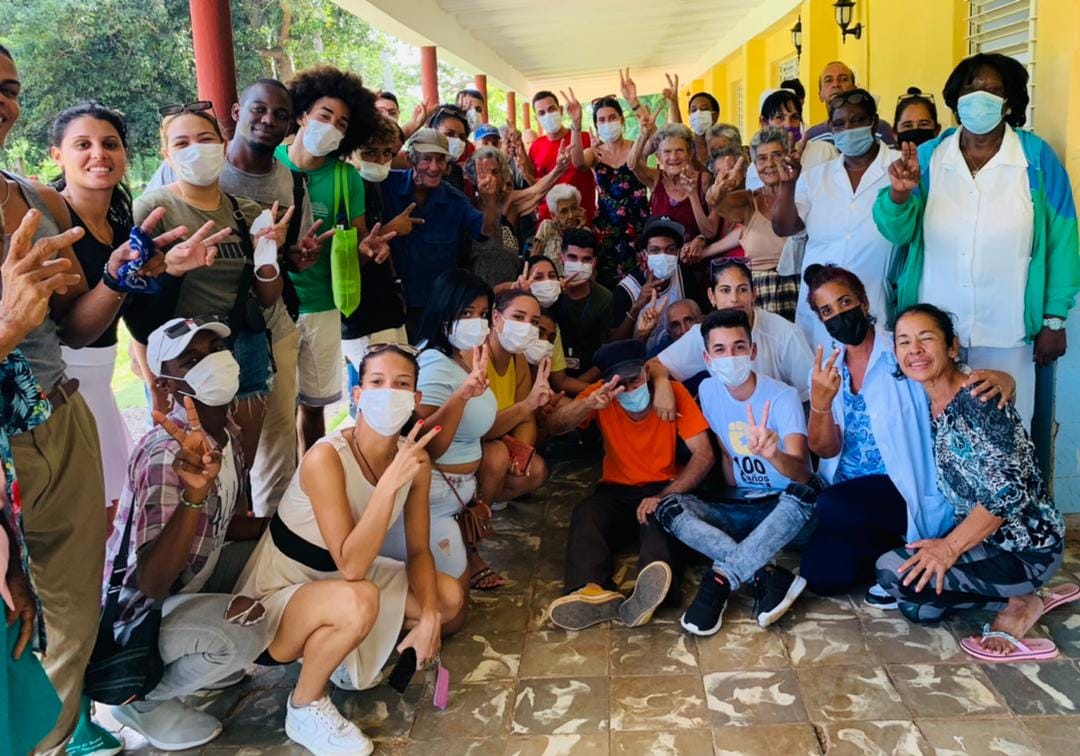 Estudiantes de Universidad de Mayabeque visitan Hogar de Ancianos. Foto: UNAH