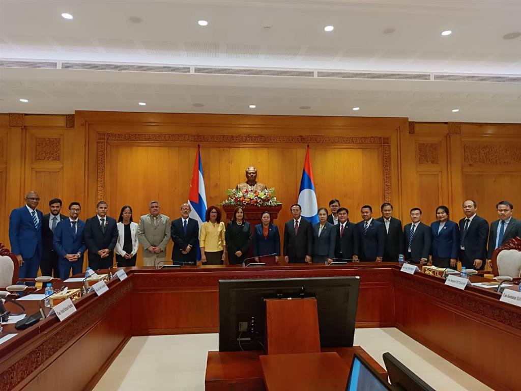 De visita en Laos vicepresidenta del Parlamento de Cuba