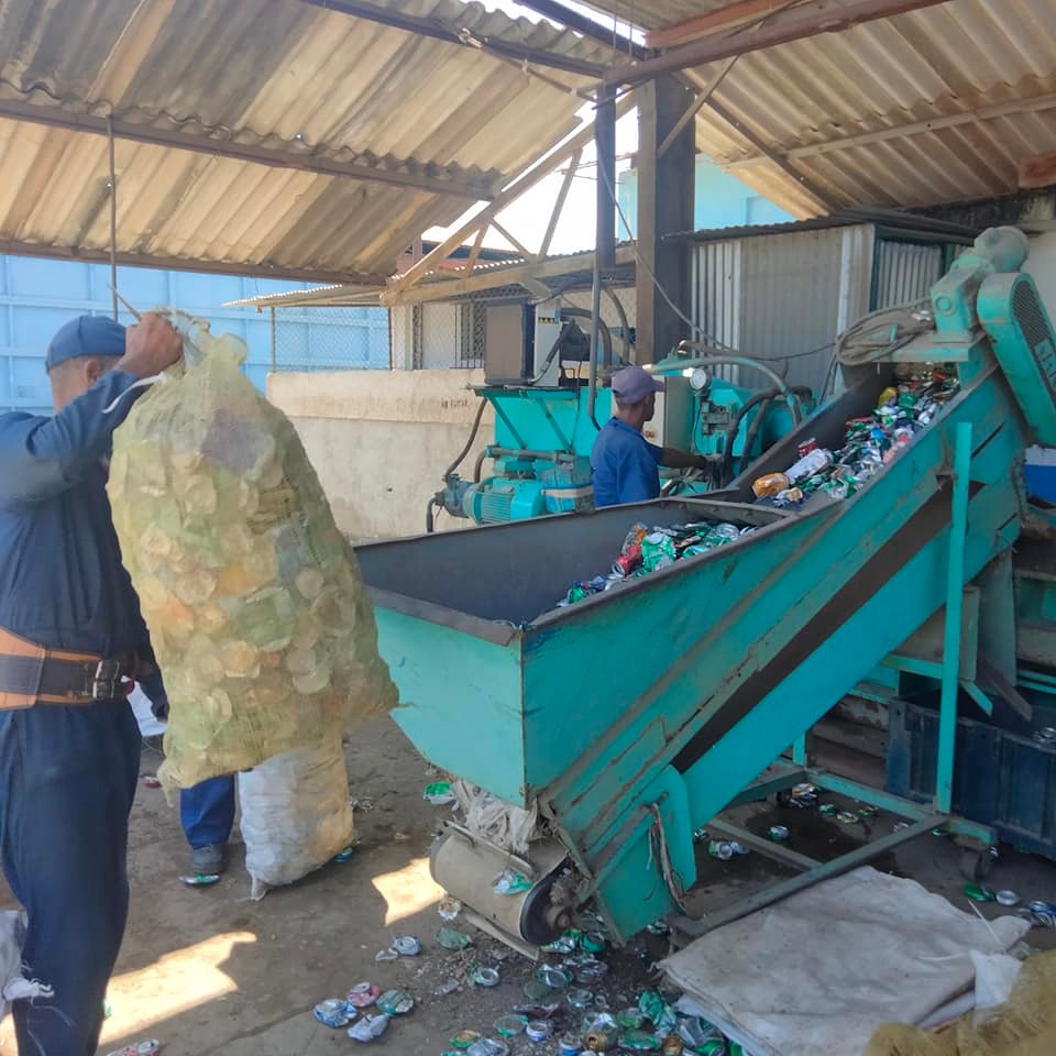: Próximo a cumplirse el aniversario 62 de creada la Industria del reciclaje en Cuba, los trabajadores de la Empresa de Recuperación de Materias Primas en Mayabeque laboran por elevar la cultura de reciclaje en la provincia.