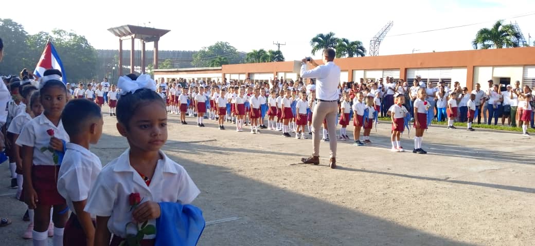 Ceremonias multicolores de iniciación pioneril en Mayabeque