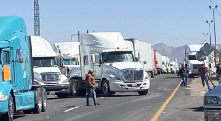Unos 19 mil camiones de carga varados en la frontera México-Estados Unidos.