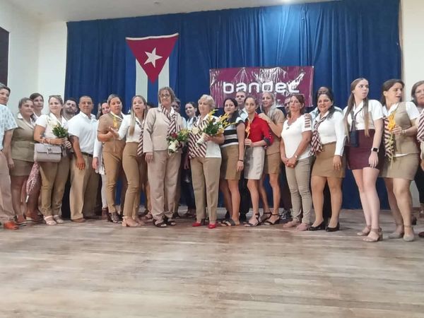 Reconocen a trabajadores bancarios destacados de Mayabeque en su día