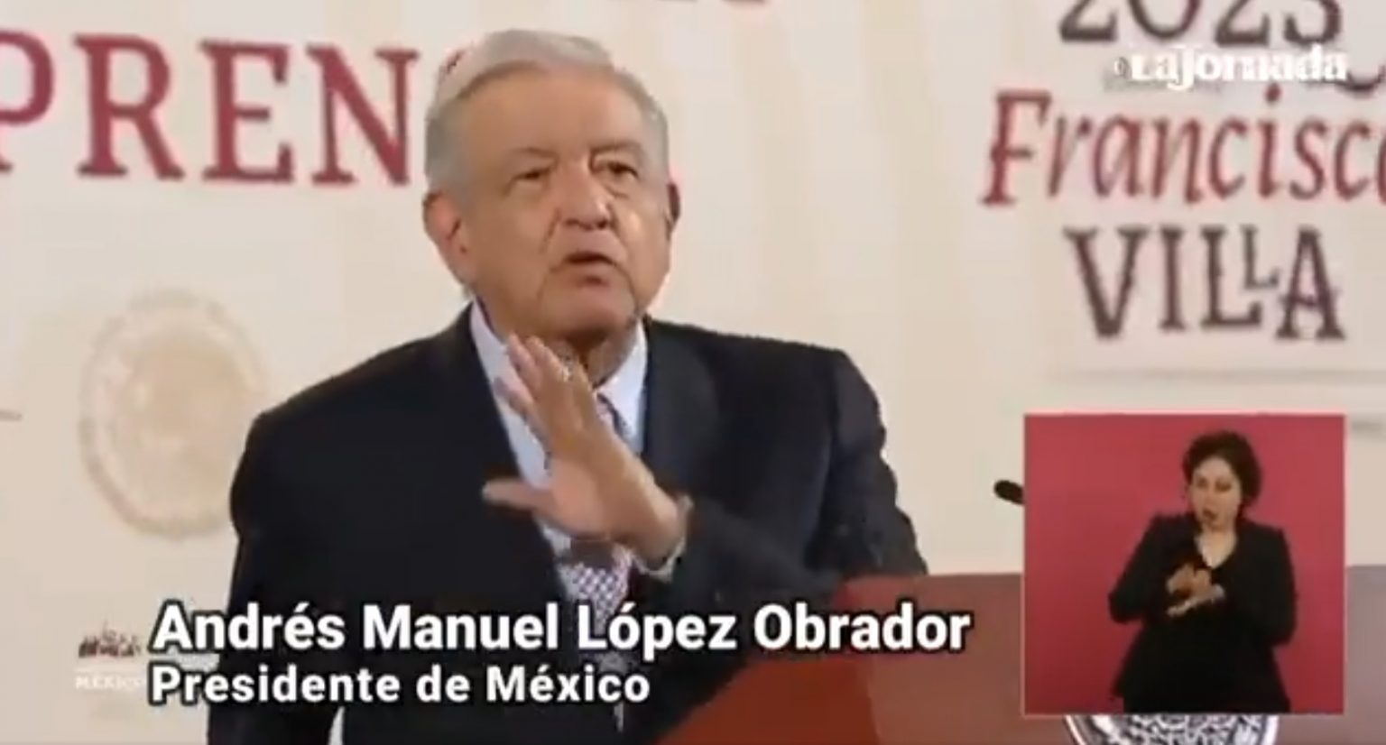 La Habana, Cuba: El presidente de Cuba, Miguel Díaz-Canel, reiteró hoy la gratitud a su homólogo mexicano, Andrés Manuel López Obrador (AMLO), por su solidaridad con la isla frente al bloqueo de Estados Unidos. En su perfil en la red social X, el jefe de Estado antillano se refirió a declaraciones del mandatario de México, realizadas la víspera, en las que éste aseguró que “su país continuará apoyando a Cuba en todo lo que necesite, incluido el petróleo, y para esto no tiene que ‘pedir permiso’ a ningún gobierno extranjero”, destaca Prensa Latina. Ayer nuestro canciller, @BrunoRguezP, anunció la presentación de Resolución vs #Bloqueo en la Asamblea General de la ONU. Y recibimos otro mensaje de apoyo en esa pelea por parte del hermano @lopezobrador, expresó Díaz-Canel en su mensaje. “Gracias a Andrés Manuel y a tantos solidarios con #Cuba. Venceremos”, apuntó. Este lunes, AMLO desmintió rumores sobre una supuesta sanción financiera de Estados Unidos contra la empresa Petróleos Mexicanos (Pemex) por la venta de crudo al gobierno de la isla, y remarcó: “En todo lo que nosotros podamos ayudar al pueblo de Cuba lo vamos a hacer, para que no les quede ya ninguna duda, incluido petróleo, porque es un pueblo que está padeciendo un bloqueo inhumano, injusto, y nosotros no podemos darle la espalda.” Bajo la presidencia del actual mandatario mexicano las relaciones históricas entre ambas naciones se fortalecieron, lo cual se expresó, entre otros hechos, en el apoyo mutuo en el enfrentamiento a la pandemia de la Covid-19, y la defensa compartida al derecho a la soberanía y autodeterminación.