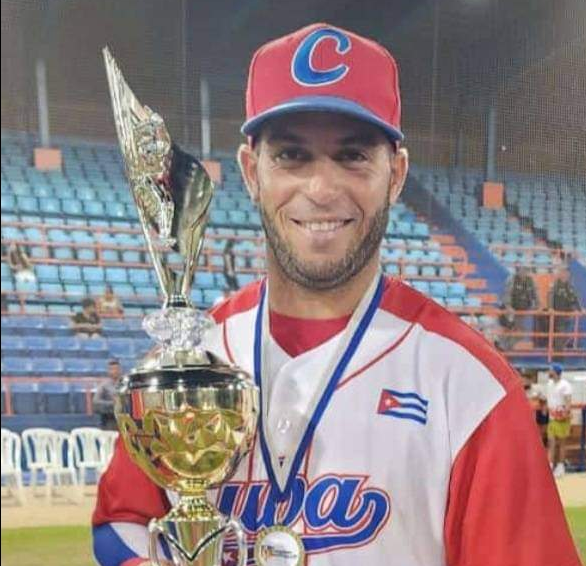 Yasniel González campeón con el equipo Cuba en la Copa de Béisbol del Caribe