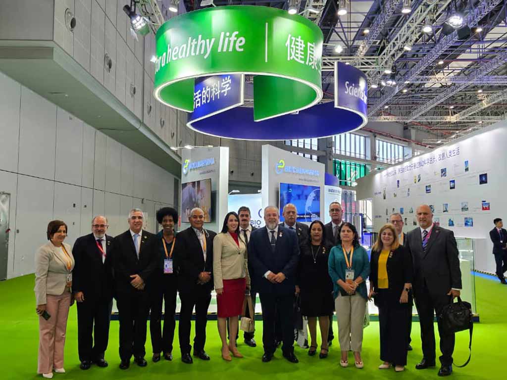 Primer ministro de Cuba visita stand de BioCubafarma en expo de China