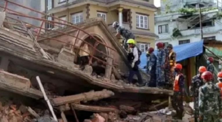 Terremoto de magnitud 6.4 deja al menos 132 muertos en Nepal.