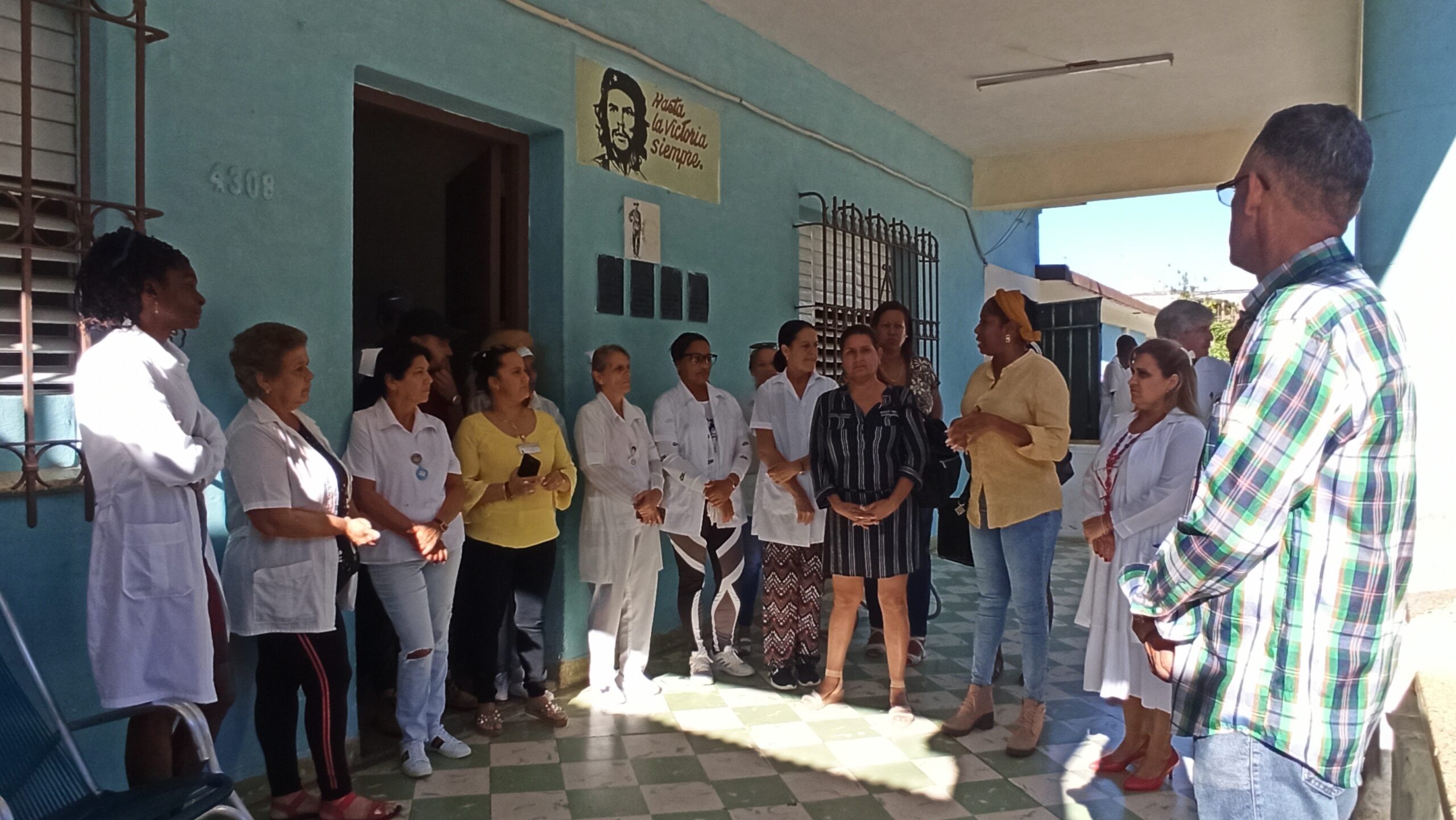 Artesanos de Mayabeque entregan donativo de colchones a Centro Médico Psicopedagógico de Güines