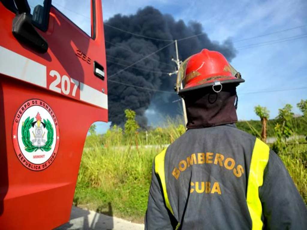 Autoridades cubanas felicitan a los bomberos en su día.