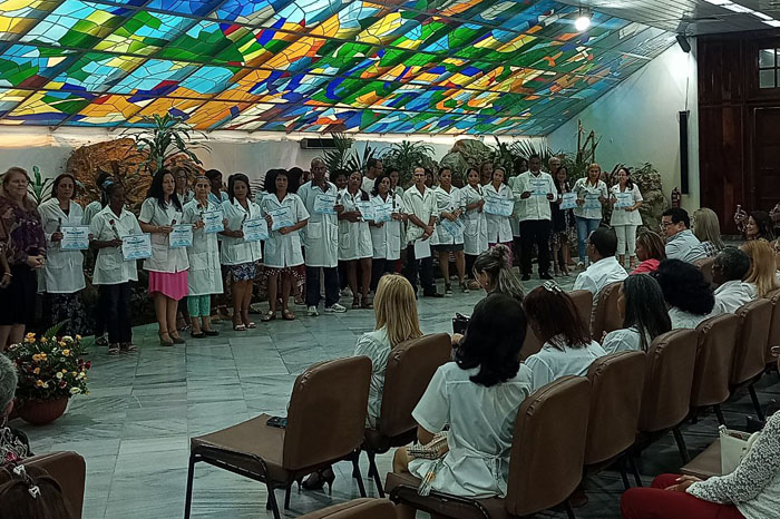 Reconocen labor del farmacéutico cubano.