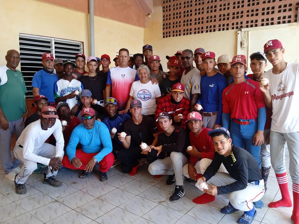 Donan pelotas a equipo de béisbol de Mayabeque. Foto: Indira La O Herrera