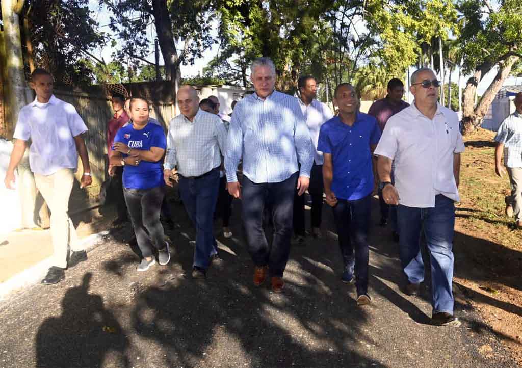 Presidente de Cuba visita comunidad de El Morao en La Habana