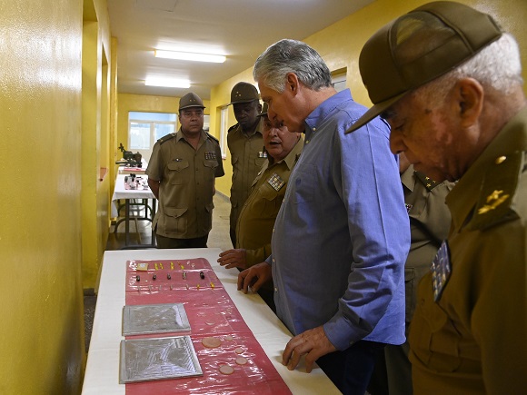 Presidente visita Empresa Militar Industrial General de Brigada Francisco Cruz Bouzarc