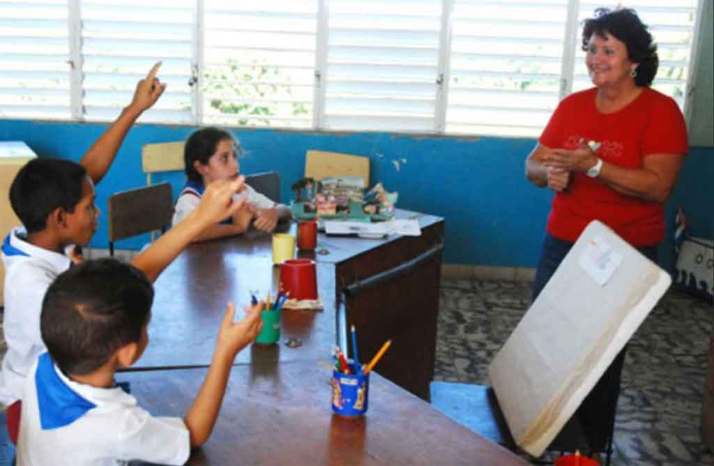 Presidente de Cuba felicita a educadores en su día