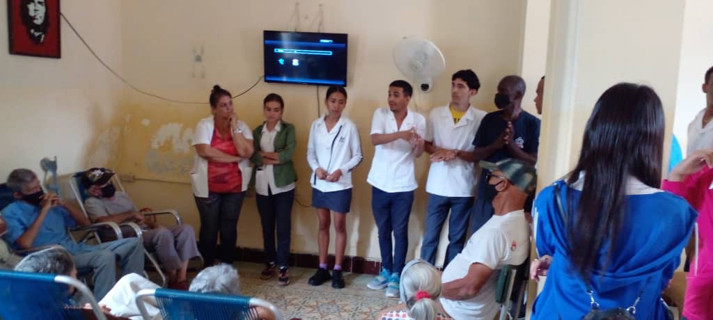 Estudiantes de Medicina de Mayabeque ofrecen charlas educativas a ancianos de Güines.