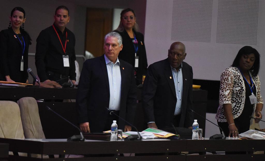 Raúl Castro y Díaz-Canel en segunda jornada parlamentaria en Cuba. Foto: Prensa Latina