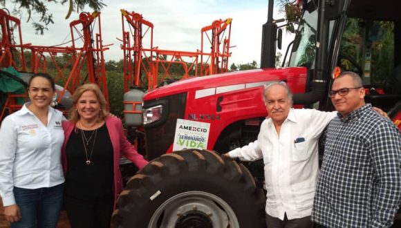 Gobierno de México dona tractores y un vivero a campesinos en Mayabeque