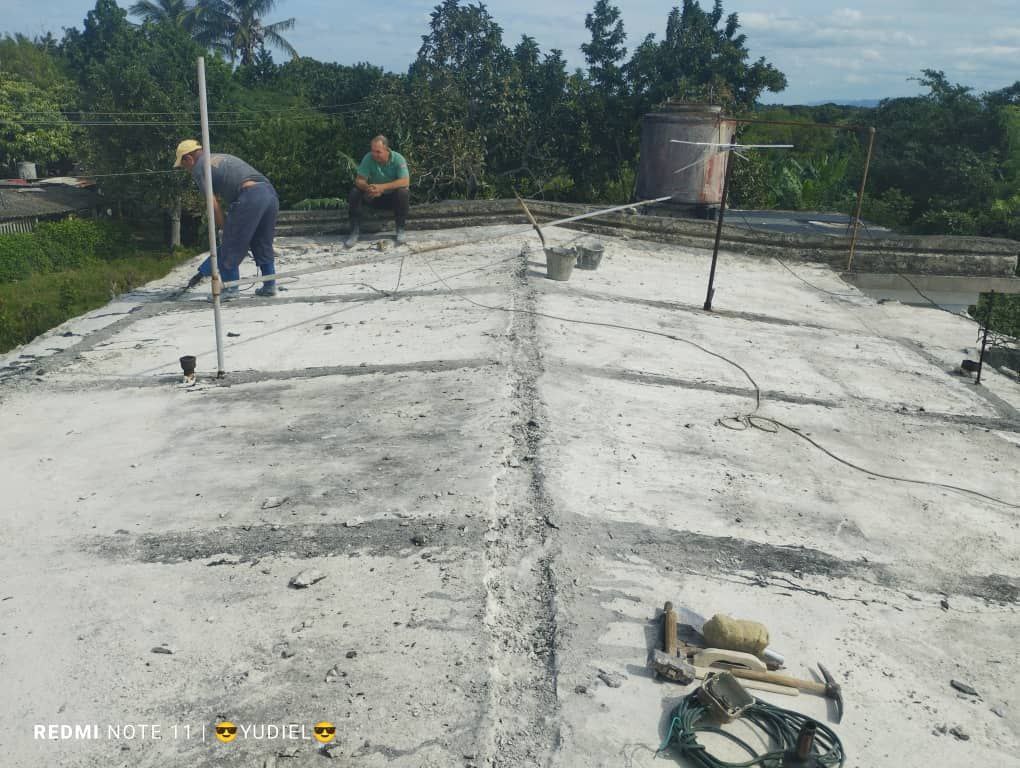 Ejecutan mantenimiento en consultorio de la Loma de Travieso. Foto: Facebook