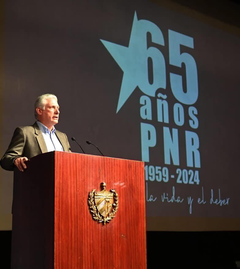 Al acto que conmemoró la fecha, asistió el presidente Miguel Díaz-Canel Bermúdez, junto a miembros del Buró Político, dirigentes del Gobierno, el Estado, organizaciones de masas, jefes y oficiales del MININT y las FAR, según publica Presidencia de Cuba.