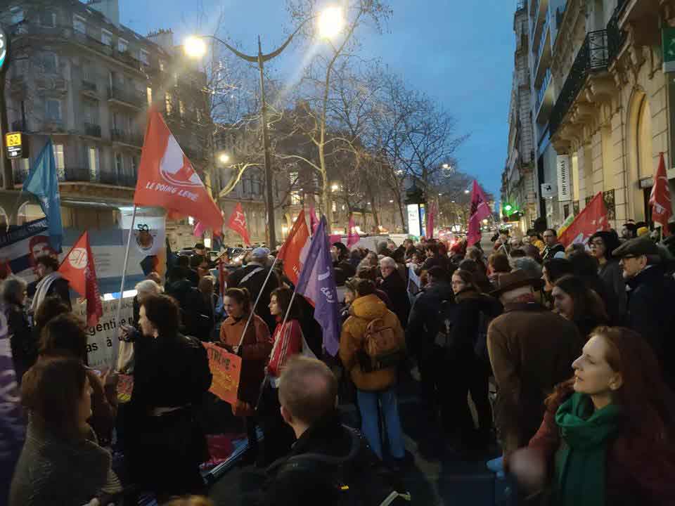 Apoyan en Francia protestas de argentinos contra políticas de Milei