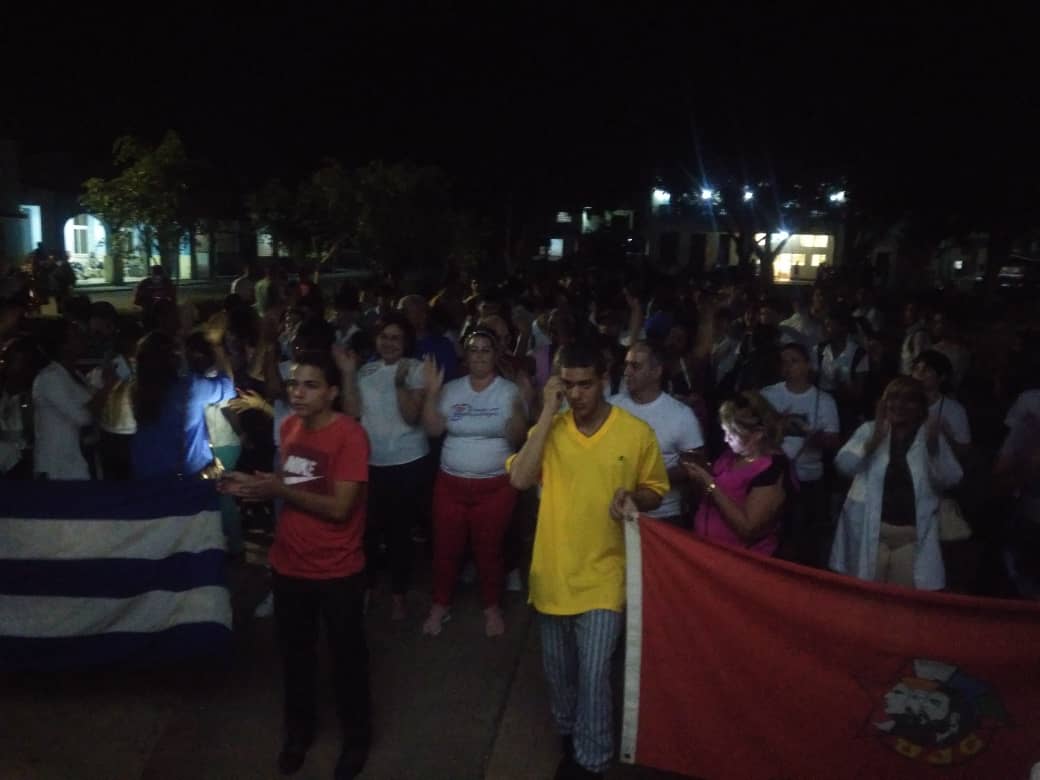 Antorchas iluminan la noche por Martí