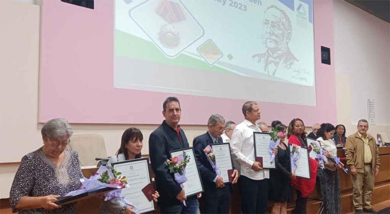Cuba condecora con Orden Carlos J. Finlay a destacados científicos.