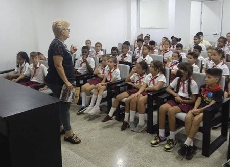 Encuentro de la museóloga Mery Pino con estudiantes de la escuela primaria Víctor Mestre. Foto: Radio Camoa