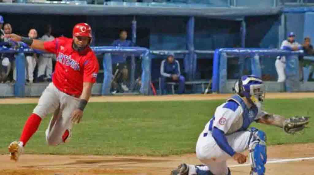 Definen lanzadores abridores para duelo semifinal en béisbol cubano