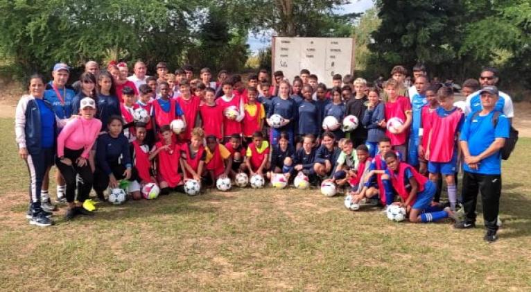 Distribuyen balones de fútbol en todo el país