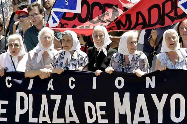Madres de Plaza de Mayo realizan marcha 2 386 en Argentina. Foto: Radio Habana Cuba