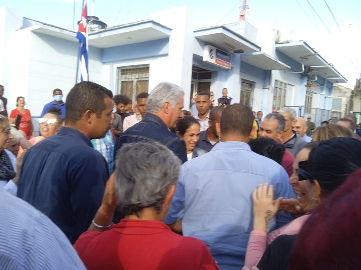 Intercambia el Presidente cubano con el pueblo de Madruga