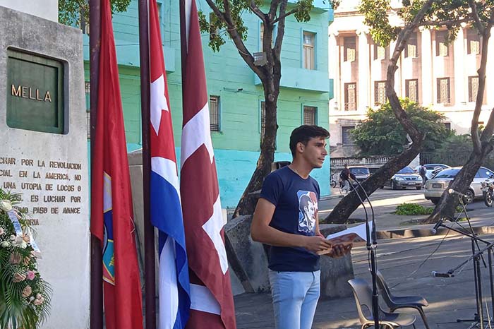 Juventud cubana rinde tributo a Mella a 121 años de su natalicio