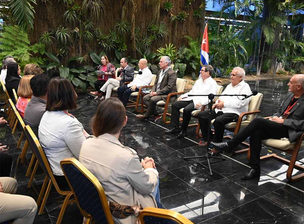 Presidente de Cuba dialoga con participantes del III Coloquio Patria