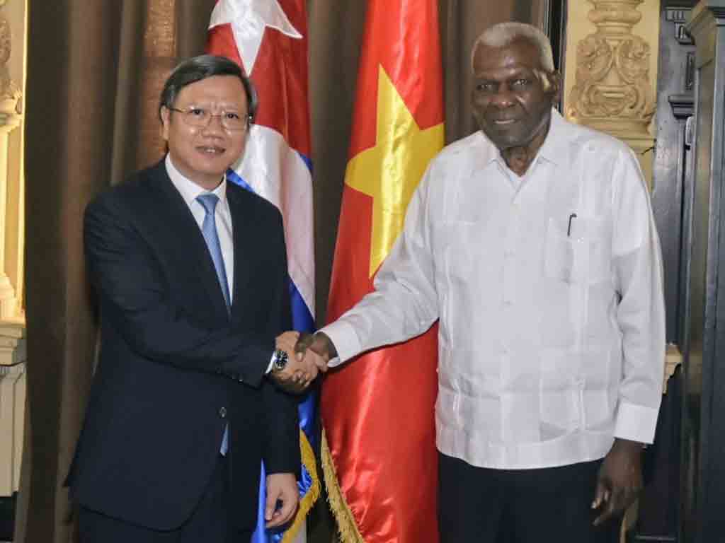 Presidente del Parlamento de Cuba recibe al embajador de Vietnam