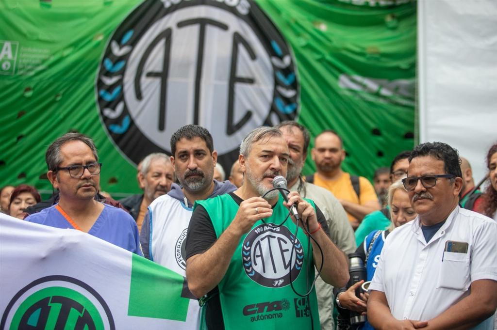 Denuncian envío de efectivos armados a asambleas en Argentina