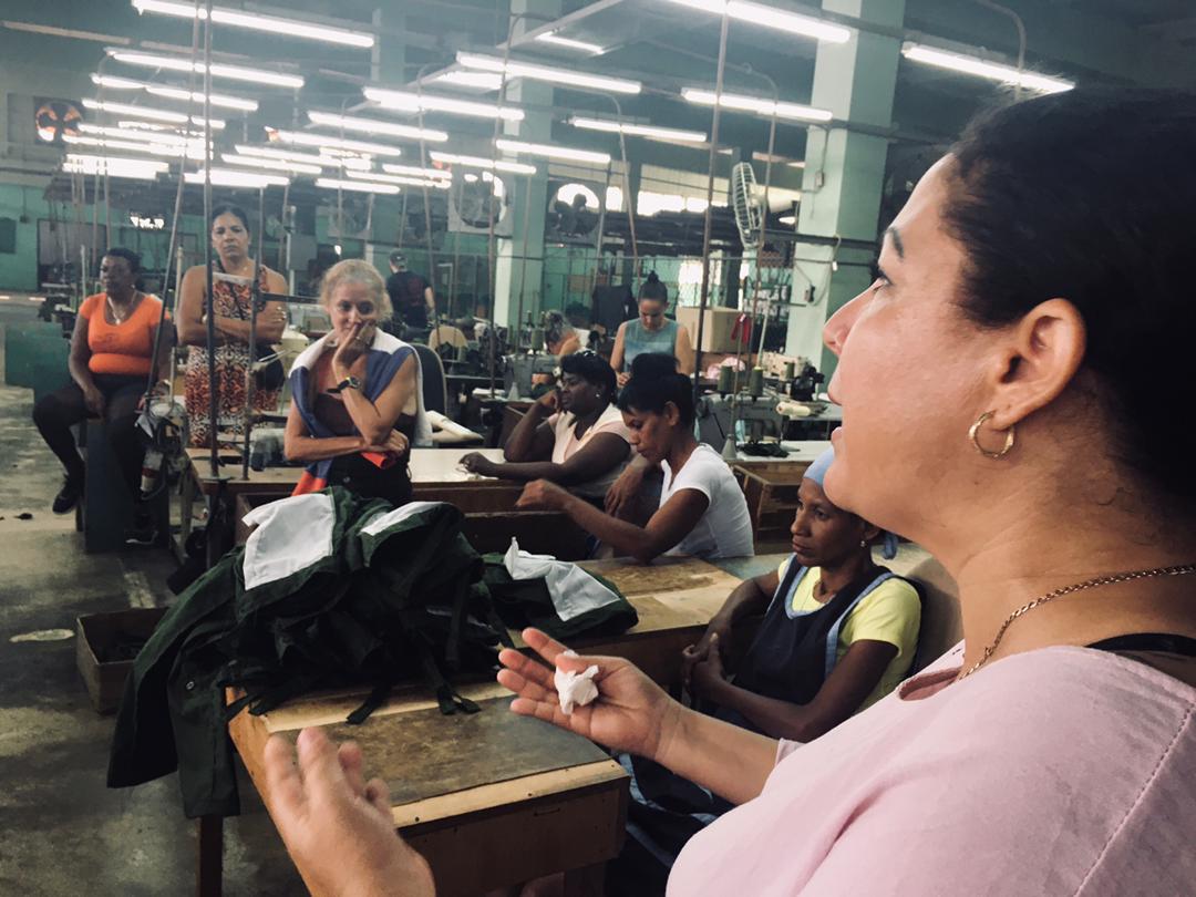 Intercambia miembro del secretariado nacional de la Federación de Mujeres Cubanas con trabajadoras de la I Tricontinental