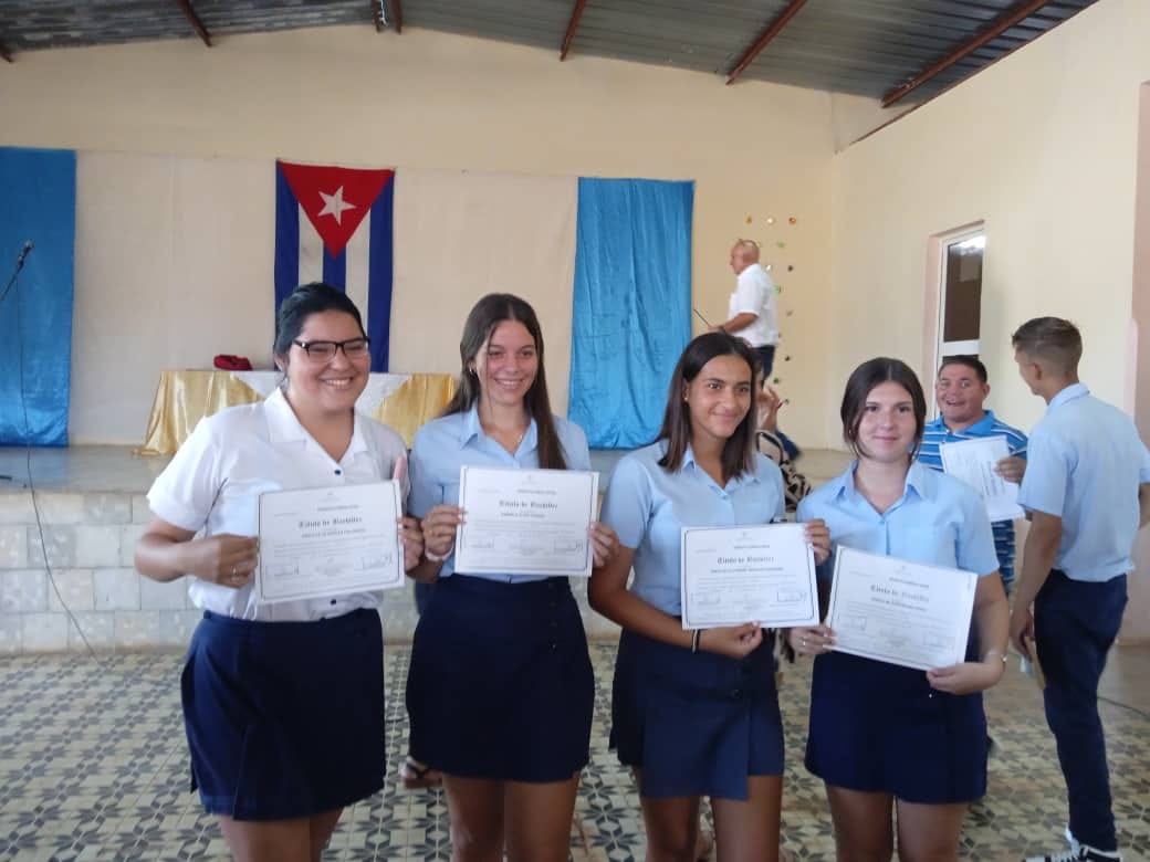 Reciben título de bachiller estudiantes del preuniversitario Ernesto Dimas López, de Melena del Sur