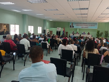 Indaga Miguel Díaz-Canel por entidades de San José de las Lajas. Foto: Radio Camoa